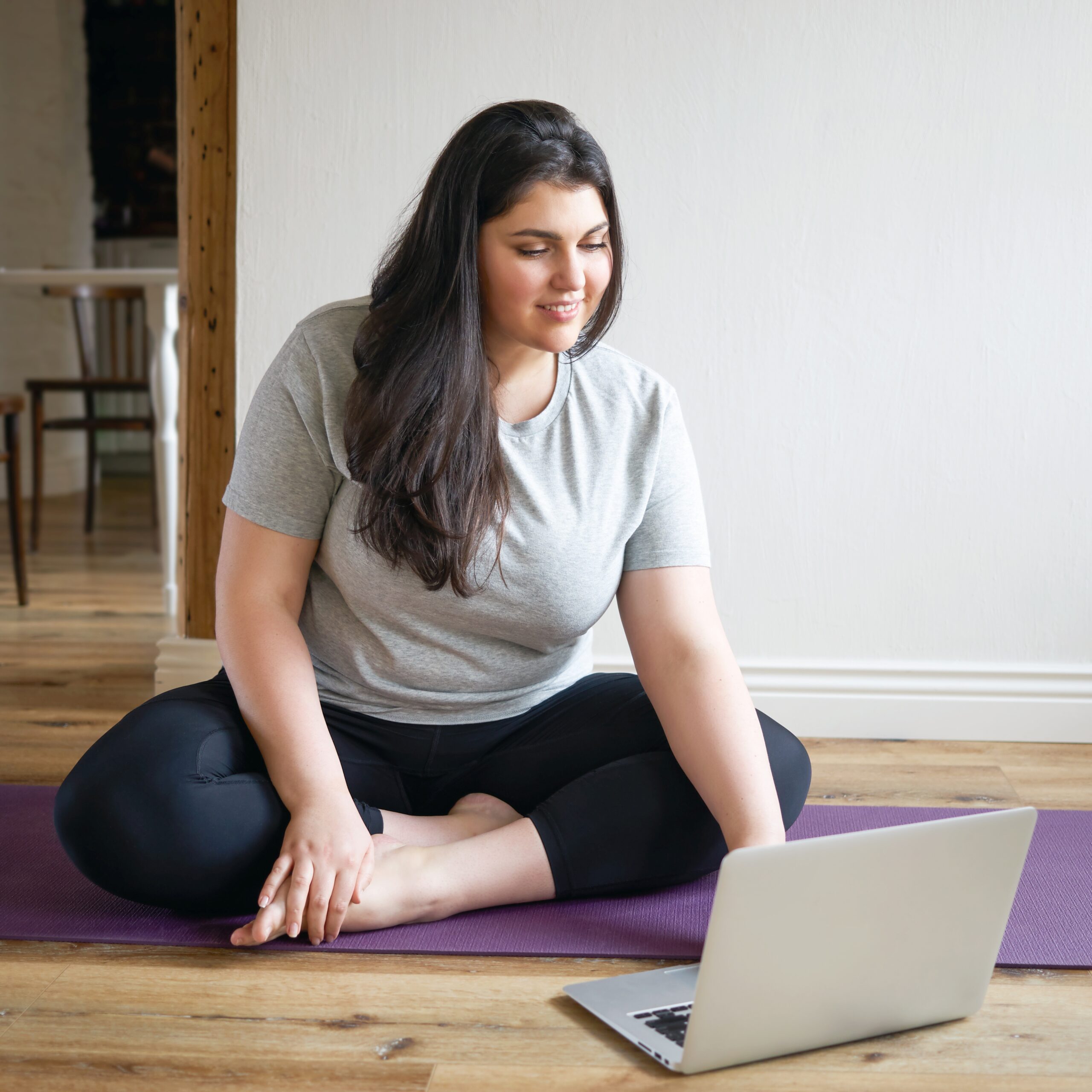 latin brunette girl posing indoor